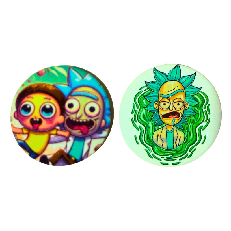 סט של 2 סיכות Rick and Morty 58 מ”מ – סיכות אספנות לאוהבי הסדרה מבית אנימה מרקט רק ב - https://anime-market.co.il