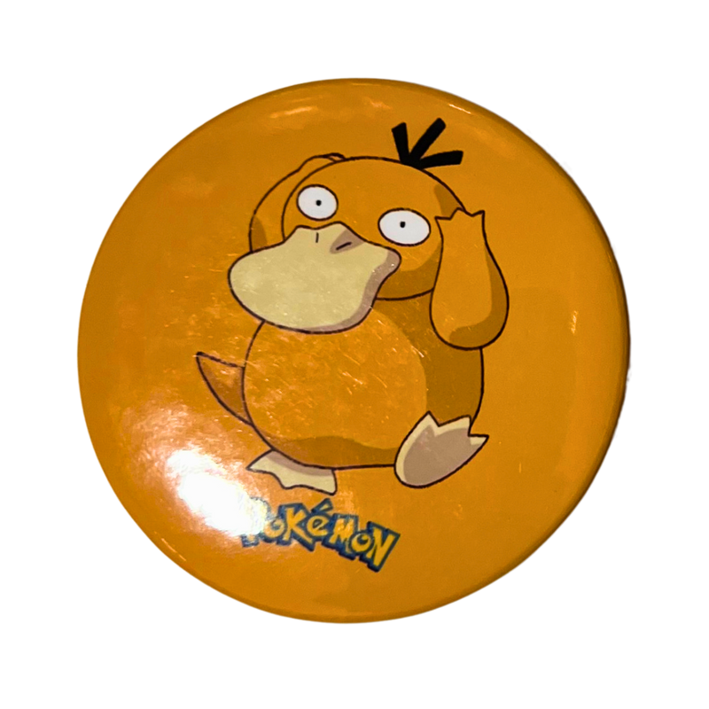 🌀 סיכת פסיידאק מפוקימון – רקע צהוב | Psyduck Pokémon Pin 58 מ”מ מבית אנימה מרקט רק ב - https://anime-market.co.il