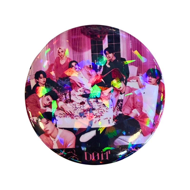 סיכת DO IT הולוגרפית מנצנצת – Stray Kids