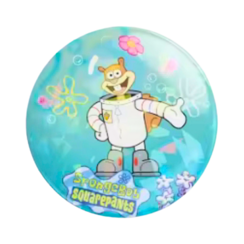 🤎 סיכת סנדי מנצנצת בקוטר 58 מ”מ – Sandy Cheeks Glitter Badge מבית אנימה מרקט רק ב - https://anime-market.co.il
