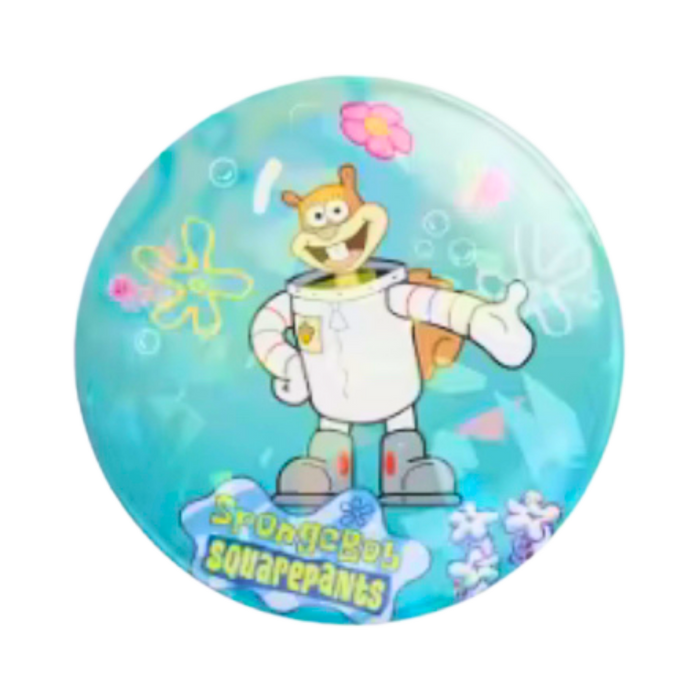 🤎 סיכת סנדי מנצנצת בקוטר 58 מ”מ – Sandy Cheeks Glitter Badge