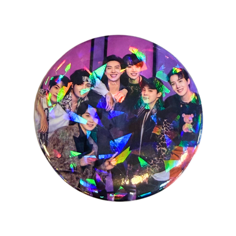 סיכת BTS – סיכה הולוגרפית מנצנצת 58 מ״מ