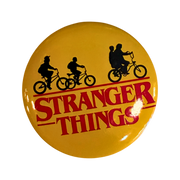 סיכת „דברים מוזרים” (Stranger Things) | קוטר 44 מ״מ רקע צהוב מבית אנימה מרקט רק ב - https://anime-market.co.il