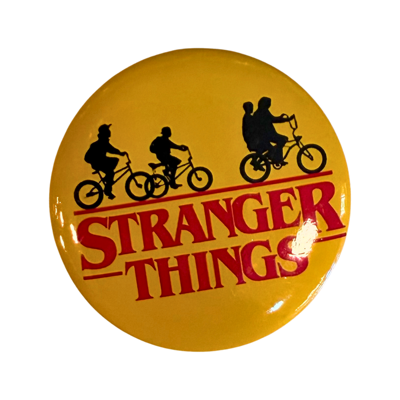 סיכת „דברים מוזרים” (Stranger Things) | קוטר 44 מ״מ רקע צהוב מבית אנימה מרקט רק ב - https://anime-market.co.il