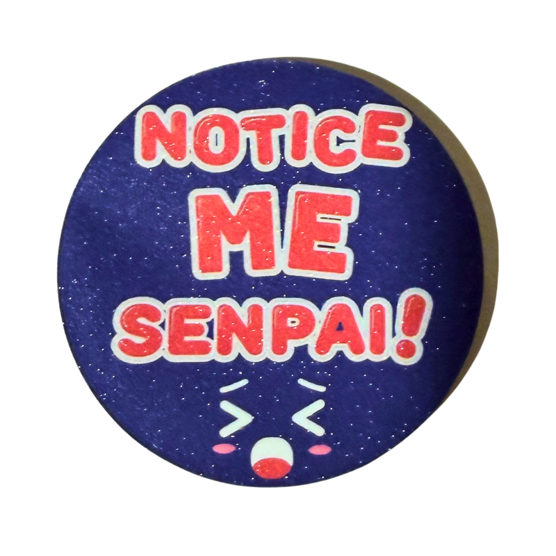 סיכת Notice Me Senpai! מנצנצת 58 מ”מ – סיכות אספנות אנימה מבית אנימה מרקט רק ב - https://anime-market.co.il