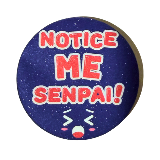 סיכת Notice Me Senpai! מנצנצת 58 מ”מ – סיכות אספנות אנימה מבית אנימה מרקט רק ב - https://anime-market.co.il