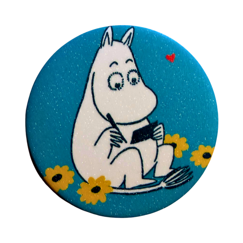 סיכת מומין Moomin עגולה 58 מ”מ עם נצנצים לאוסף ותיקים מבית אנימה מרקט רק ב - https://anime-market.co.il
