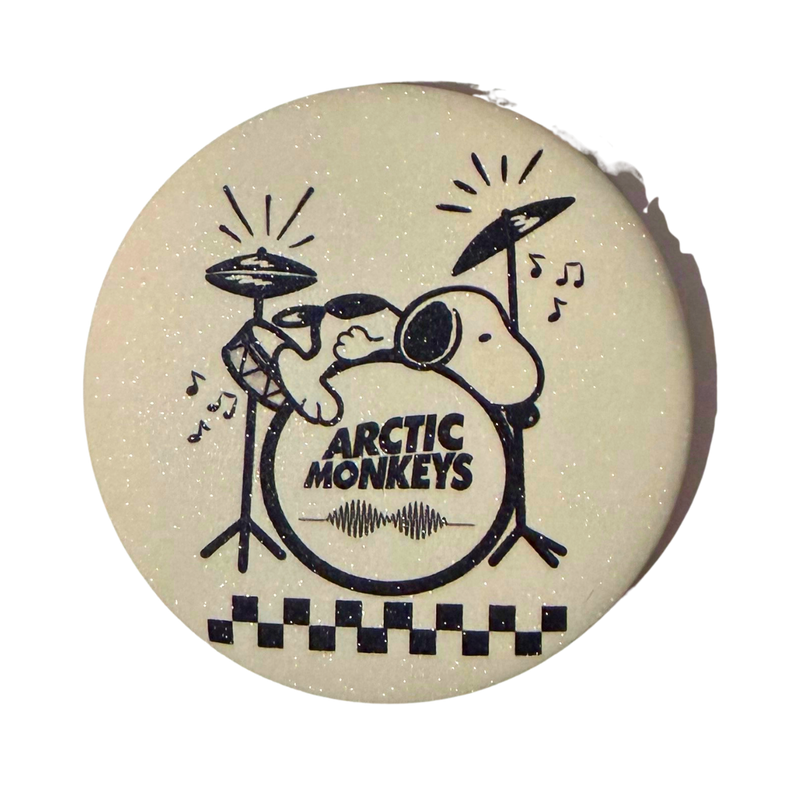 סיכת סנופי Artic Monkey | סיכה מנצנצת 58 מ״מ עם אפקט אבק כוכבים | מתנה לחובבי רוק וקומיקס מבית אנימה מרקט רק ב - https://anime-market.co.il