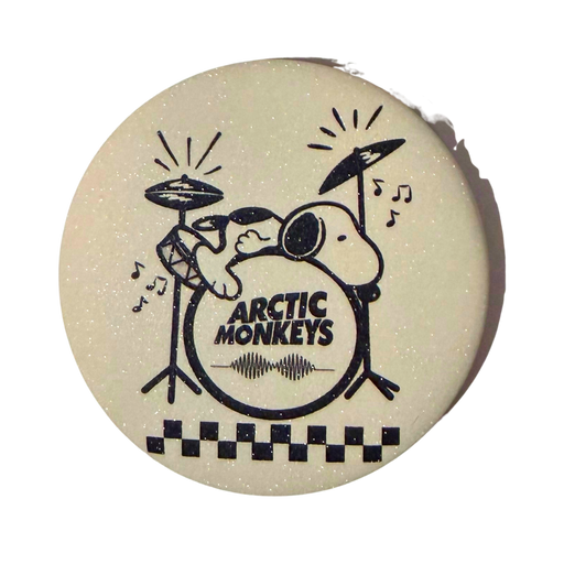 סיכת סנופי Artic Monkey | סיכה מנצנצת 58 מ״מ עם אפקט אבק כוכבים | מתנה לחובבי רוק וקומיקס מבית אנימה מרקט רק ב - https://anime-market.co.il
