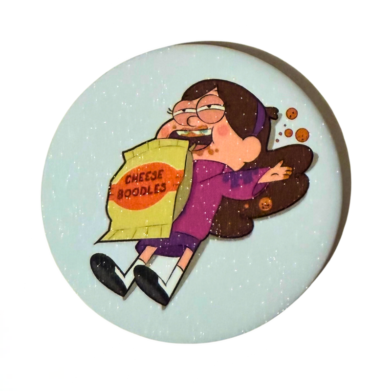 סיכת מייבל עם Cheese Doodles – סיכה מנצנצת 58 מ״מ | Gravity Falls מבית אנימה מרקט רק ב - https://anime-market.co.il