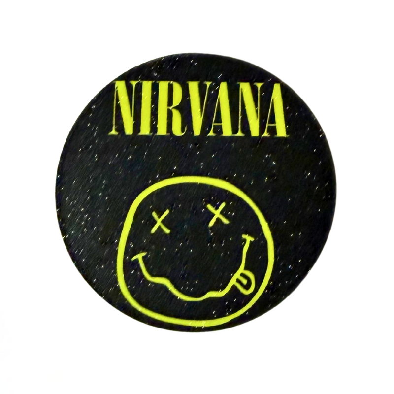 סיכת Nirvana לוגו סמיילי – סיכה מנצנצת 58 מ״מ | אקססורי רוק קלאסי מבית אנימה מרקט רק ב - https://anime-market.co.il