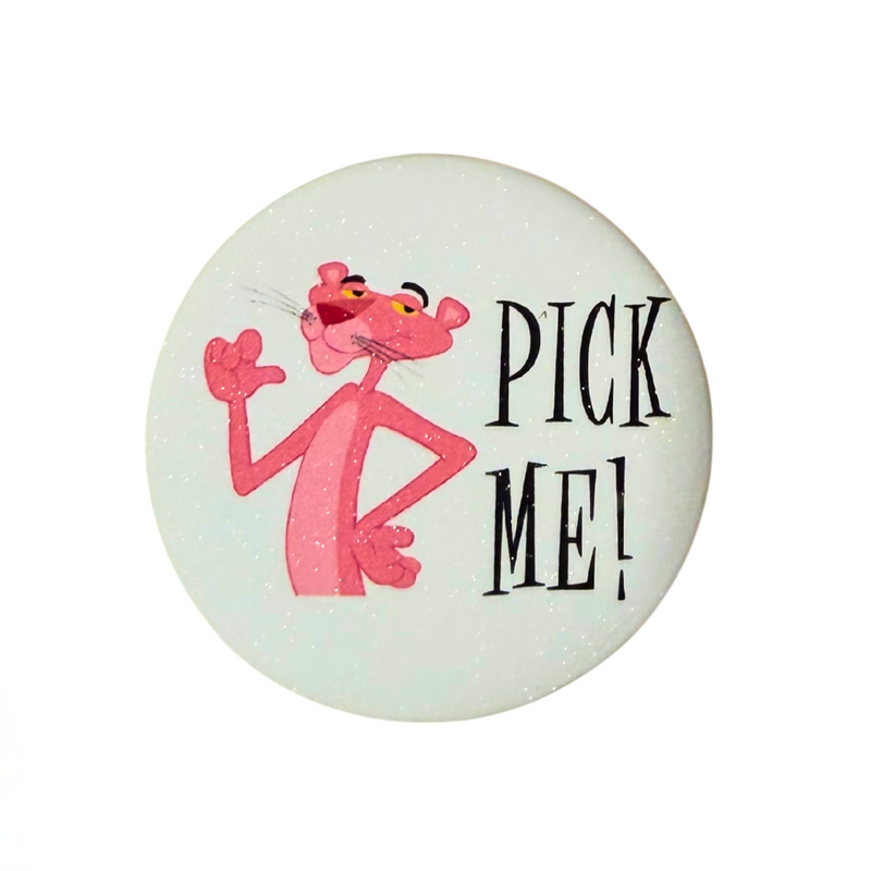 סיכה ורודה של הפנתר הוורוד “Pick Me!” – סיכה מנצנצת 58 מ״מ לאספנים מבית אנימה מרקט רק ב - https://anime-market.co.il