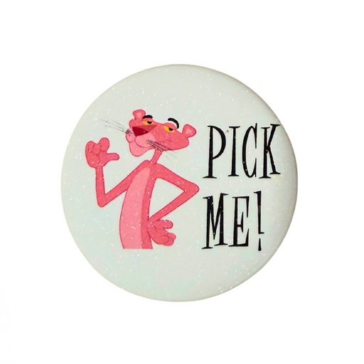 סיכה ורודה של הפנתר הוורוד “Pick Me!” – סיכה מנצנצת 58 מ״מ לאספנים מבית אנימה מרקט רק ב - https://anime-market.co.il