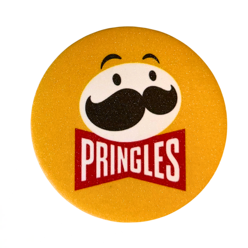 סיכת Pringles רשמית – קוטר 58 מ״מ | סיכה עגולה בעיצוב לוגו פרינגלס מבית אנימה מרקט רק ב - https://anime-market.co.il