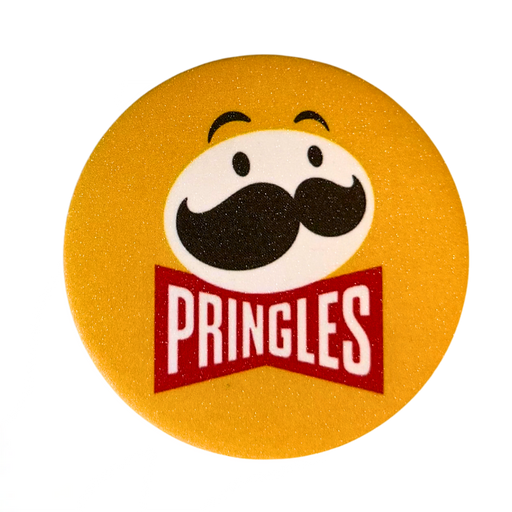 סיכת Pringles רשמית – קוטר 58 מ״מ | סיכה עגולה בעיצוב לוגו פרינגלס מבית אנימה מרקט רק ב - https://anime-market.co.il